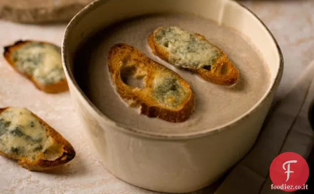 Zuppa cremosa di funghi con crostini di formaggio blu