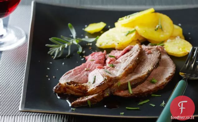 Coscia d'agnello al sale con patate all'olio d'oliva