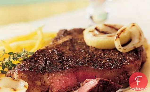 Bistecca di pepe alla griglia senza glutine con cipolle al miele