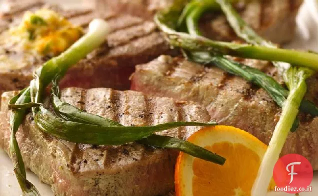 Bistecche di tonno alla griglia con cipolle verdi e burro all'arancia