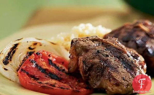 Costolette di agnello alla griglia con pomodoro e cipolla
