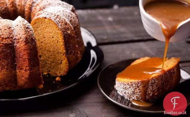 Zucca Spice Bundt Torta con salsa al caramello salato