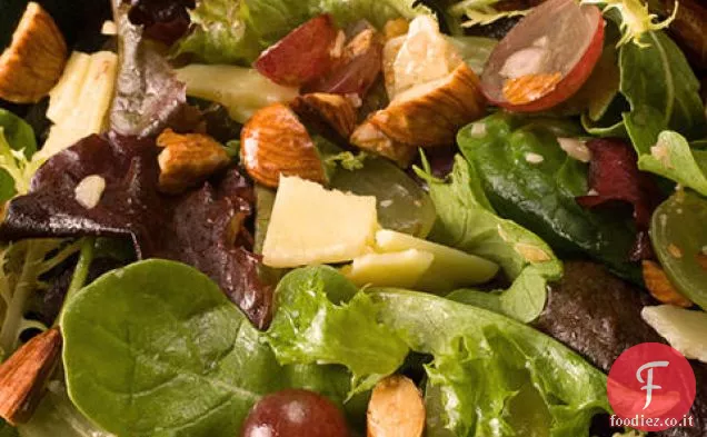 Insalata di verdure miste di uva e mandorle