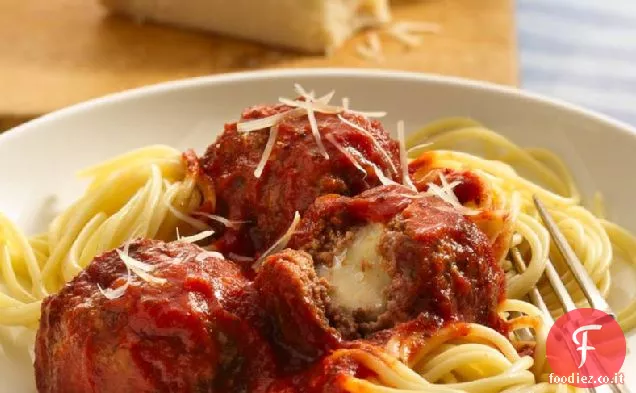 Polpette ripiene di formaggio e spaghetti