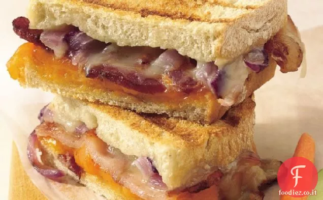Panini alla griglia con doppio formaggio e pancetta