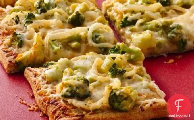 Pizza con broccoli e formaggio