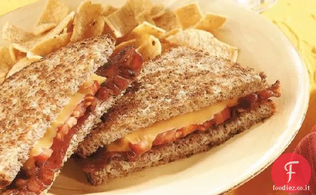 Panini alla griglia con pancetta, pomodoro e formaggio