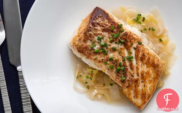 Halibut scottato in padella con porri brasati al vino