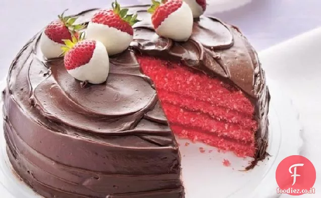 Torta di fragole ricoperta di cioccolato