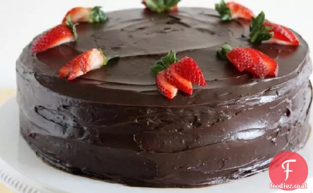 Torta di fragole ricoperta di cioccolato fondente