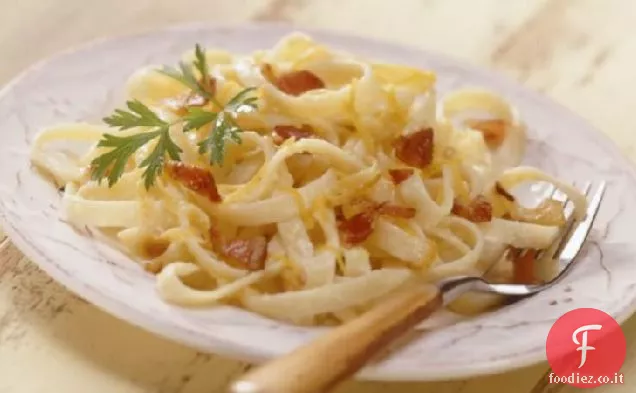 Pasta con pancetta, cipolle caramellate e formaggio Cheddar