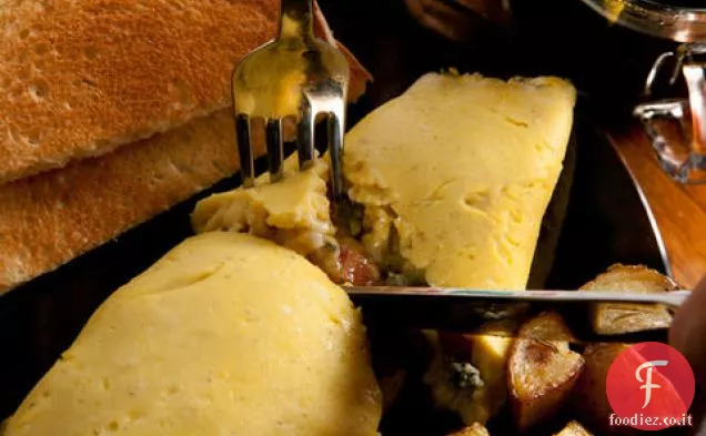 Pancetta, mela e frittata di formaggio blu