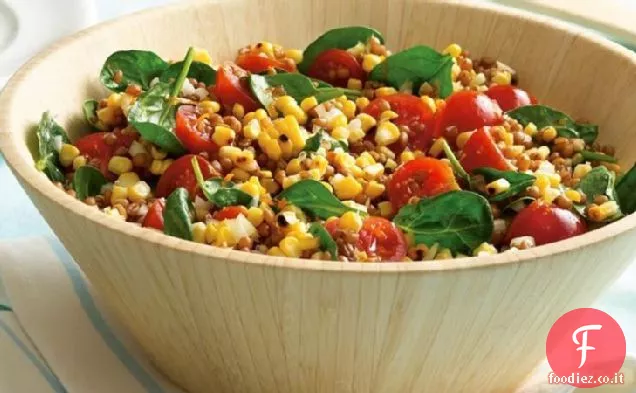Insalata di bacche di grano, mais arrostito e spinaci
