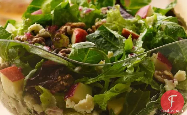 Insalata di mele, formaggio e noci tostate