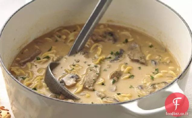 Zuppa cremosa di manzo, funghi e Noodle