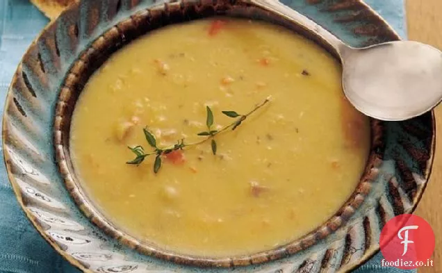 Zuppa di piselli dorati e prosciutto a cottura lenta