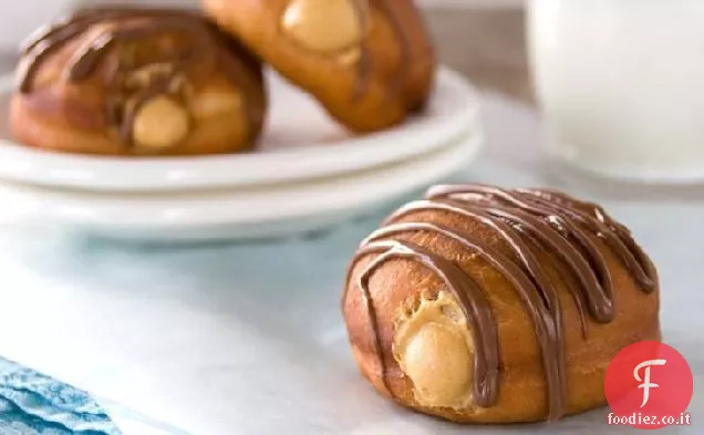 Sufganiyot con ripieno di panna montata Dulce de Leche e pioggerellina al cioccolato