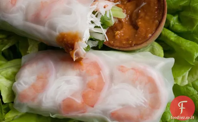 Involtini estivi in stile vietnamita con salsa di arachidi