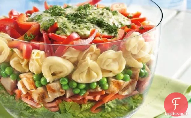 Insalata di pollo al pesto di tortellini a strati