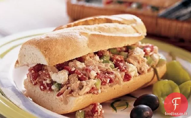 Panini con insalata di tonno in stile greco