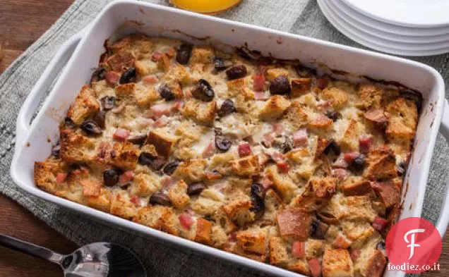 Prosciutto, formaggio e strati di funghi