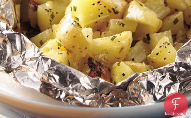 Confezioni di patate all'aglio alla griglia