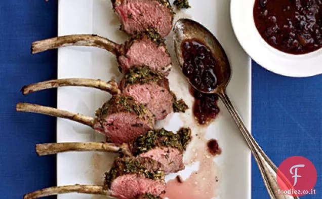 Griglia di agnello alle erbe con salsa di mirtilli rossi