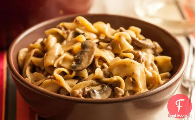 Un piatto di manzo alla Stroganoff con tagliatelle all'uovo