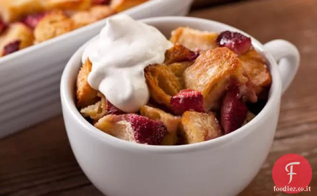 Budino di pane alla fragola con panna montata Crème Fraîche