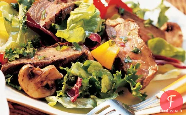 Insalata di bistecca all'aglio alla griglia