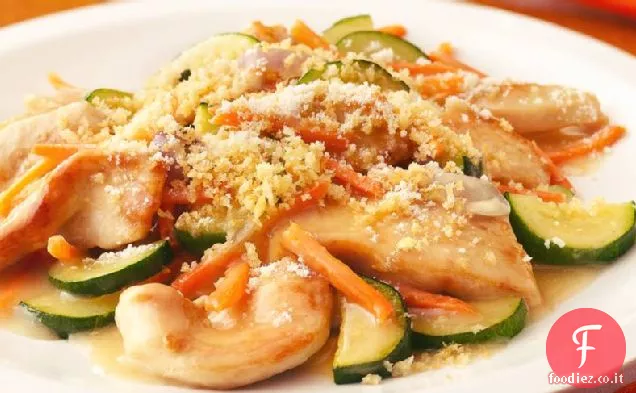 Padella di pollo e verdure da giardino