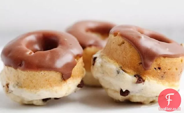Ciambelle al cioccolato al forno con glassa al cioccolato