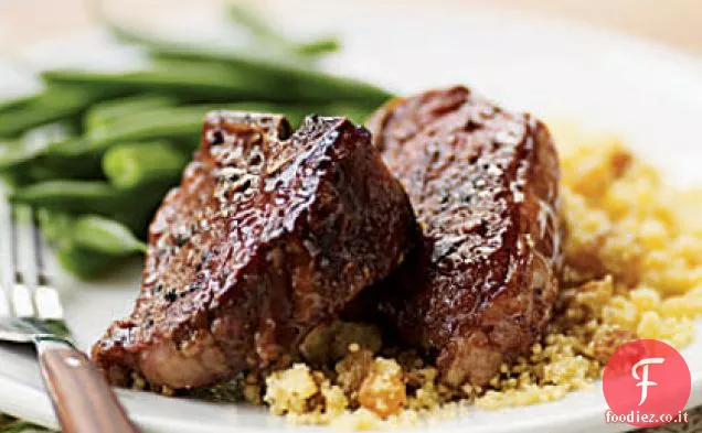 Costolette di agnello a cinque spezie con couscous agli agrumi e uva passa