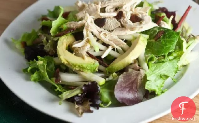 Insalata di avocado, mela e pancetta con salsa piccante di avocado