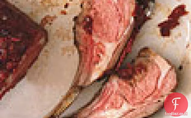 Rastrelliera di agnello con pomodoro e aglio essiccati al sole