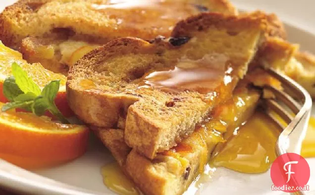 Strati di toast alla francese ripieni con sciroppo d'arancia