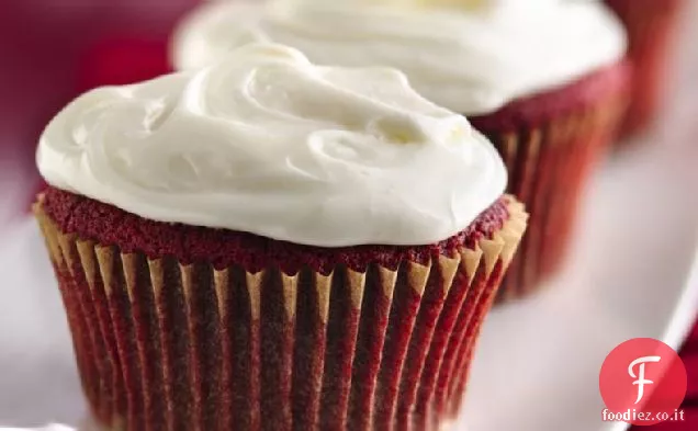 Cupcakes di velluto rosso con glassa al burro di marshmallow