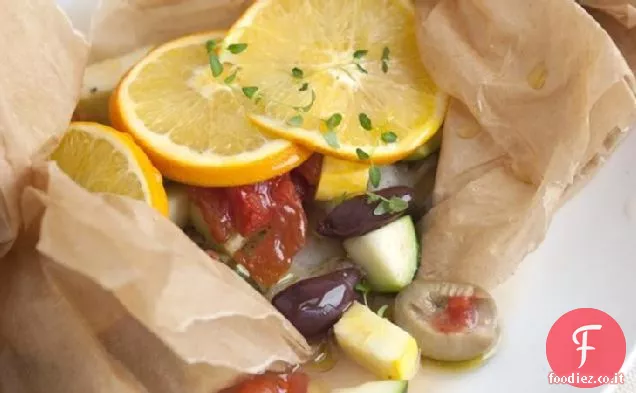 Halibut al forno con zucchine, olive, pomodori e arance