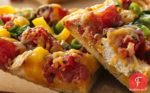 Pizza di pollo messicana con crosta di farina di mais