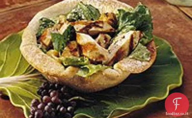 Insalata di pollo Caesar in ciotole di pane