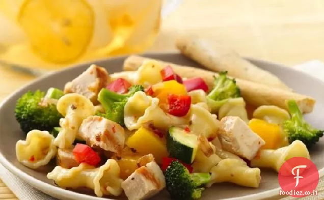 Insalata di pasta di pollo alla griglia con cipolla caramellata, broccoli e mango