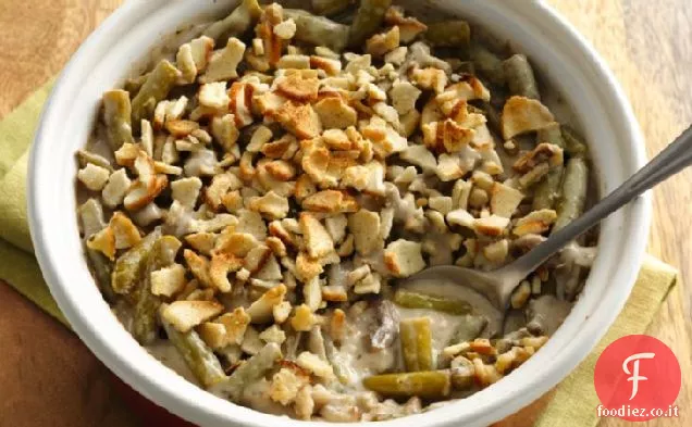 Casseruola classica di fagioli verdi con patatine baguette