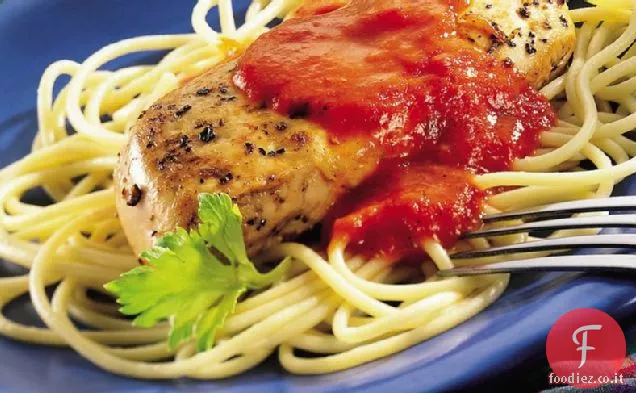 Pasta di pollo all'aglio con salsa di crema di peperoncino rosso arrosto
