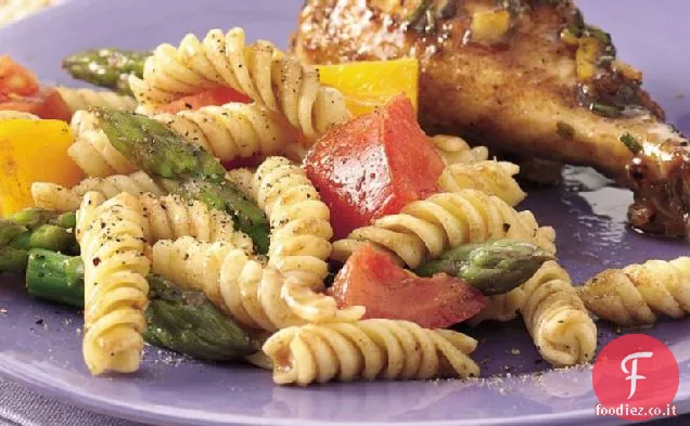 Insalata di pasta di asparagi e pomodori