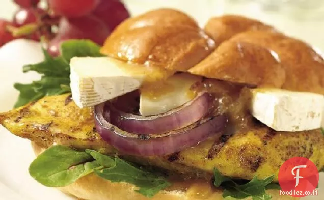 Pollo alla griglia, chutney e panini Brie