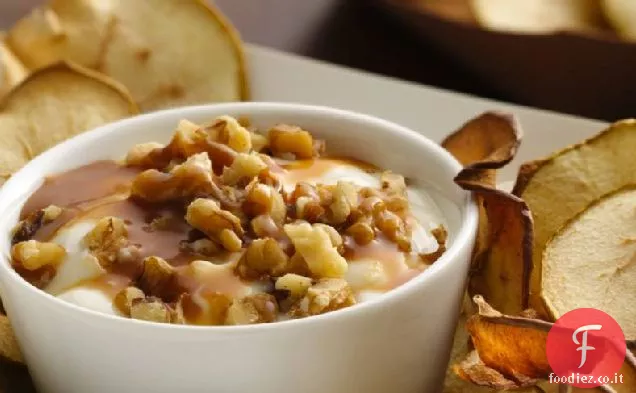 Chips di mele con salsa di yogurt al caramello salato