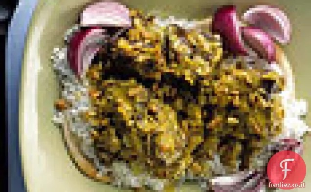 Agnello in salsa di yogurt speziato con riso e pane