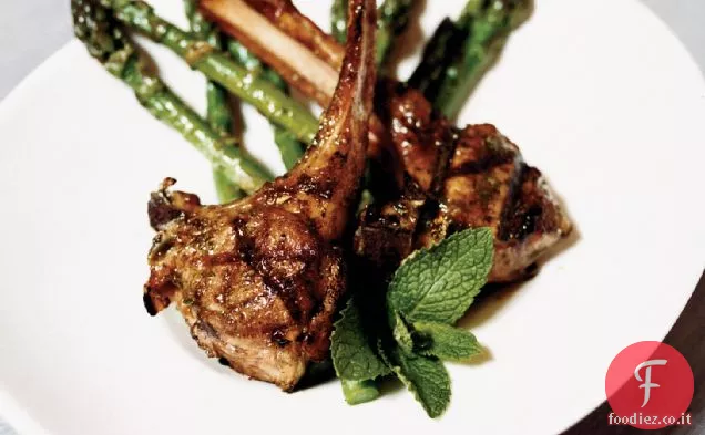 Costolette di agnello alle erbe e spezie con asparagi alla menta