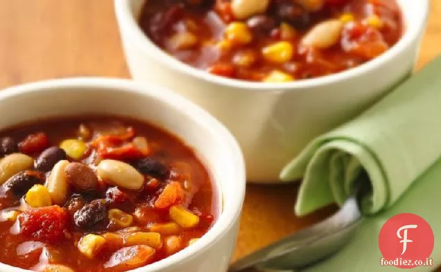 Chili di fagioli bianchi e neri vegetariani