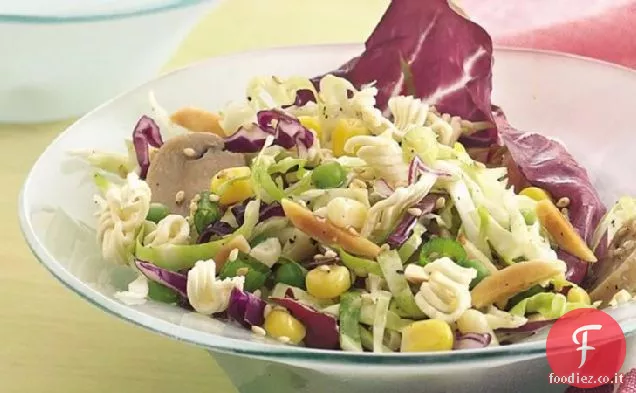 Insalata di cavolo Vinaigrette con tagliatelle croccanti